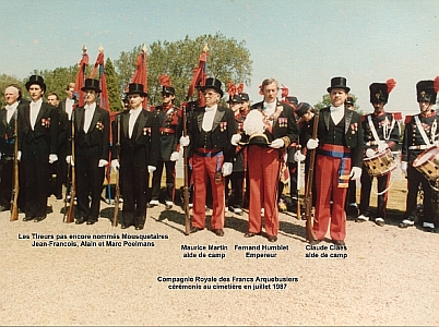 Fernand Humblet, Empereur de1979 � 1992-c�r�monie au cimeti�re de Lorette, l'Empereur Fernand Humblet, les aides de camp Claude Claes et Maurice Martin, les Mousquetaires Jean-Fran�ois, Alain et Marc Poelmans