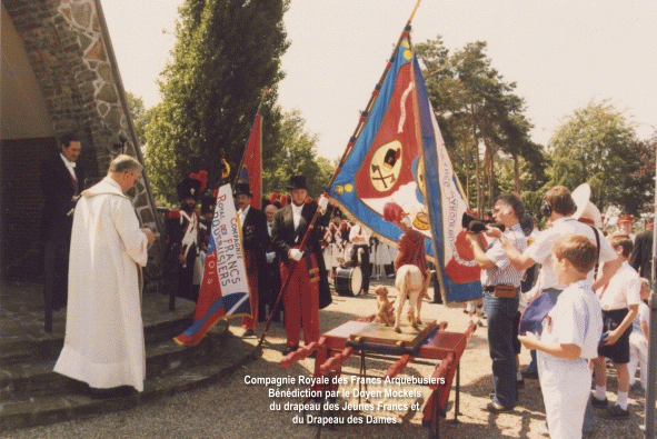 le Doyen Mockels b�nit le Drapeau des dames et celui des jeunes Frncas, cimeti�re de Lorette