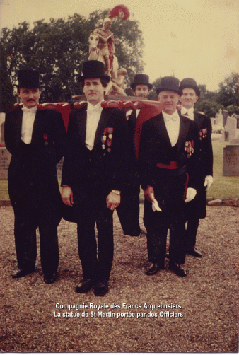St Martin port� par les officiers