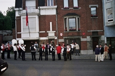 Le R�veil des Francs Arquebusiers par l'harmonie Ste C�cile d'Eben en juillet 2005 chez Robert Menten