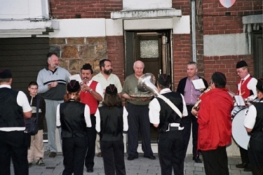 Le R�veil des Francs Arquebusiers par l'harmonie Ste C�cile d'Eben en juillet 2005 chez Robert Menten
