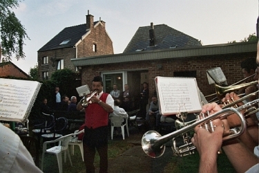 Le R�veil des Francs Arquebusiers par l'harmonie Ste C�cile d'Eben en juillet 2005 chez Alain Woolf empereur