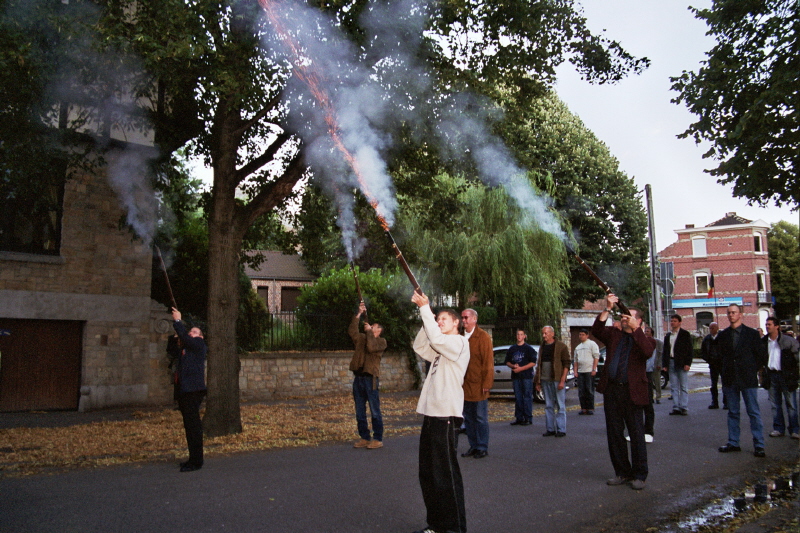Decharge de mousquet pour saluer St Martin, Florent Poelmans � l'avant plan