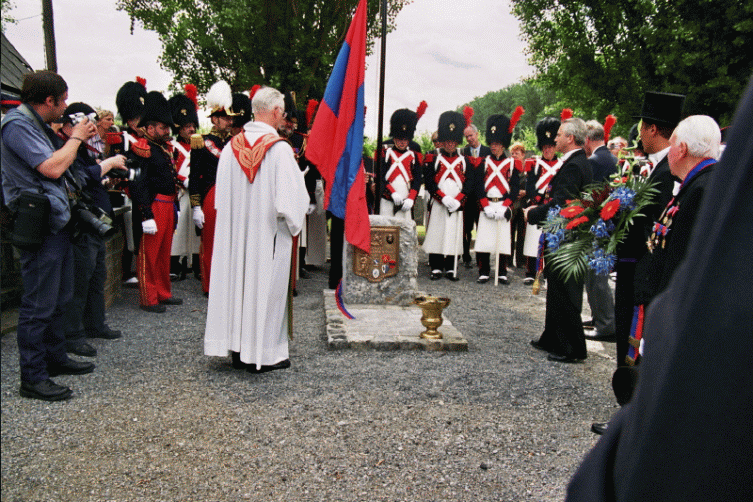 Monsieur le Doyen Van den Pereboom b�nit le monument des Francs Arquebusiers