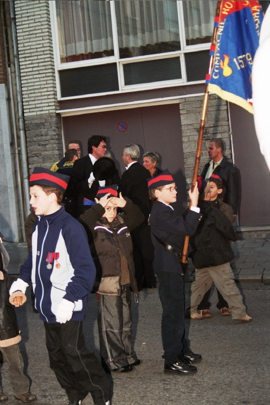 Corentin Poelmans porte le drapeau des cadets 7-11-2004